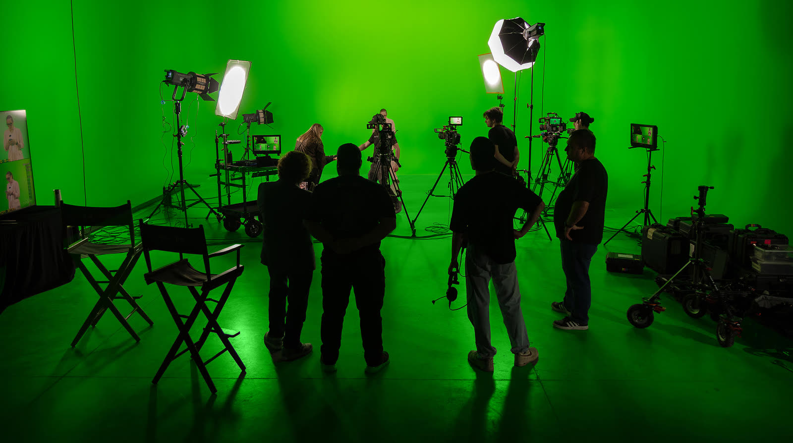 Une équipe de tournage sur le cyclorama vert du studio